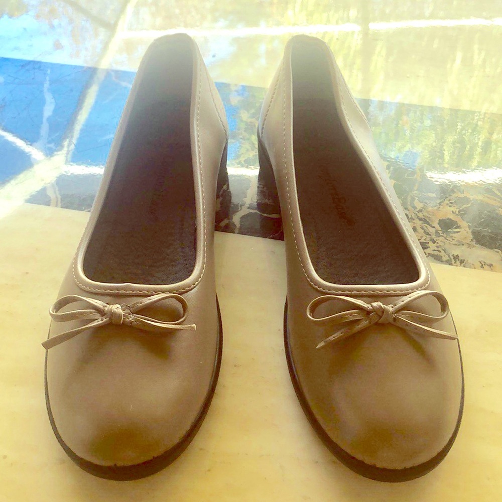 NWOT memory foam tan shoes